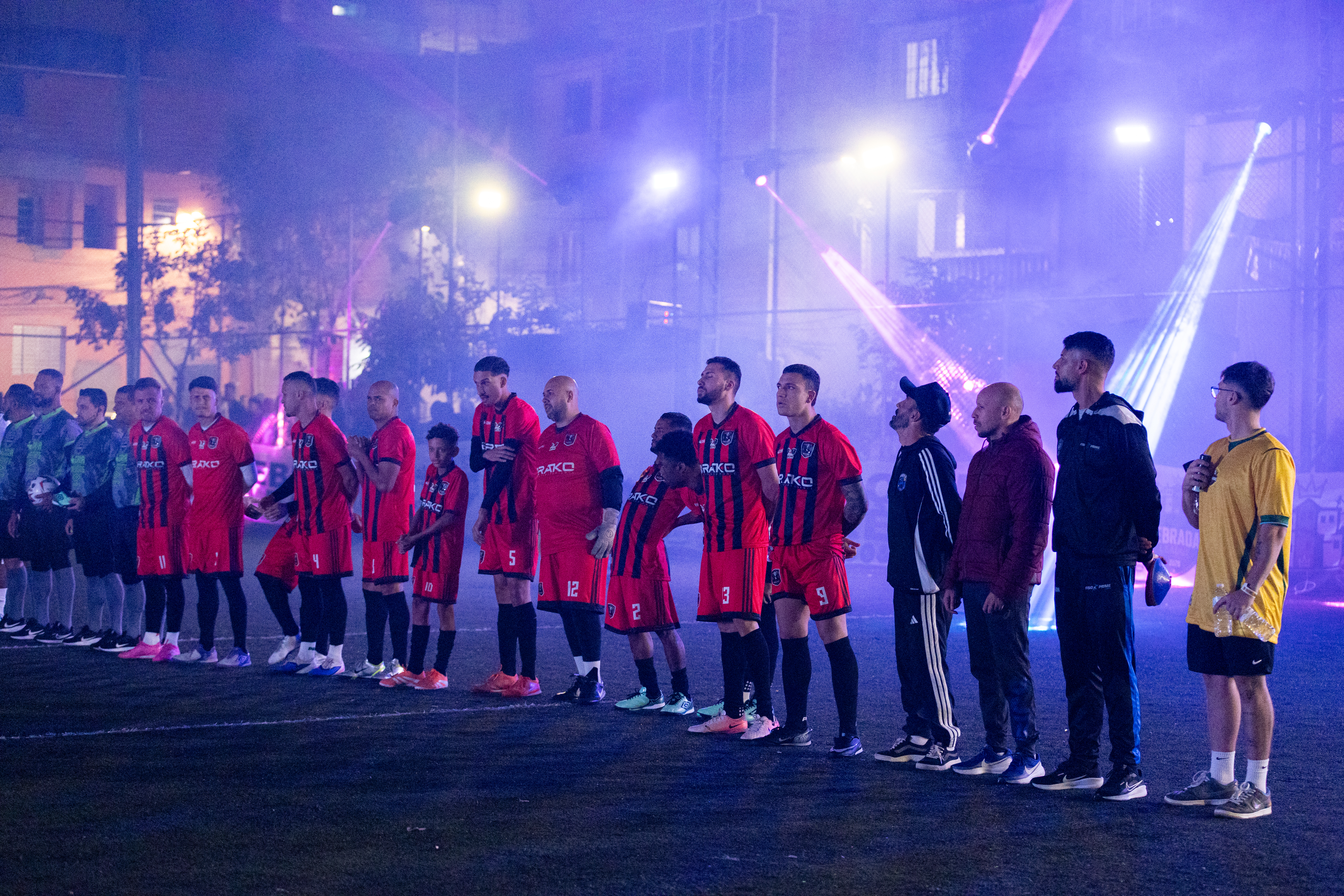 Times perfilados sob a iluminação cênica antes do apito inicial